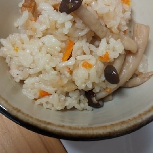 冷凍しめじで旨みたっぷり♪炊き込みご飯